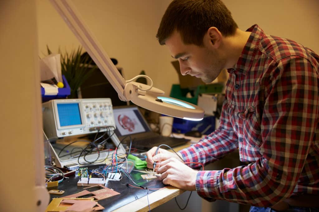 quels sont les métiers de l'industrie : technicien sav