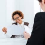 un consultant en recrutement qui étudie un CV