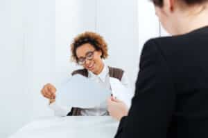 un consultant en recrutement qui étudie un CV