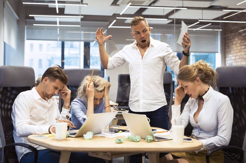 collègue agressif futur employeur