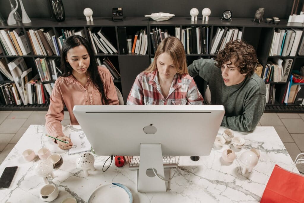 qui doit gérer la page entreprise sur linkedin